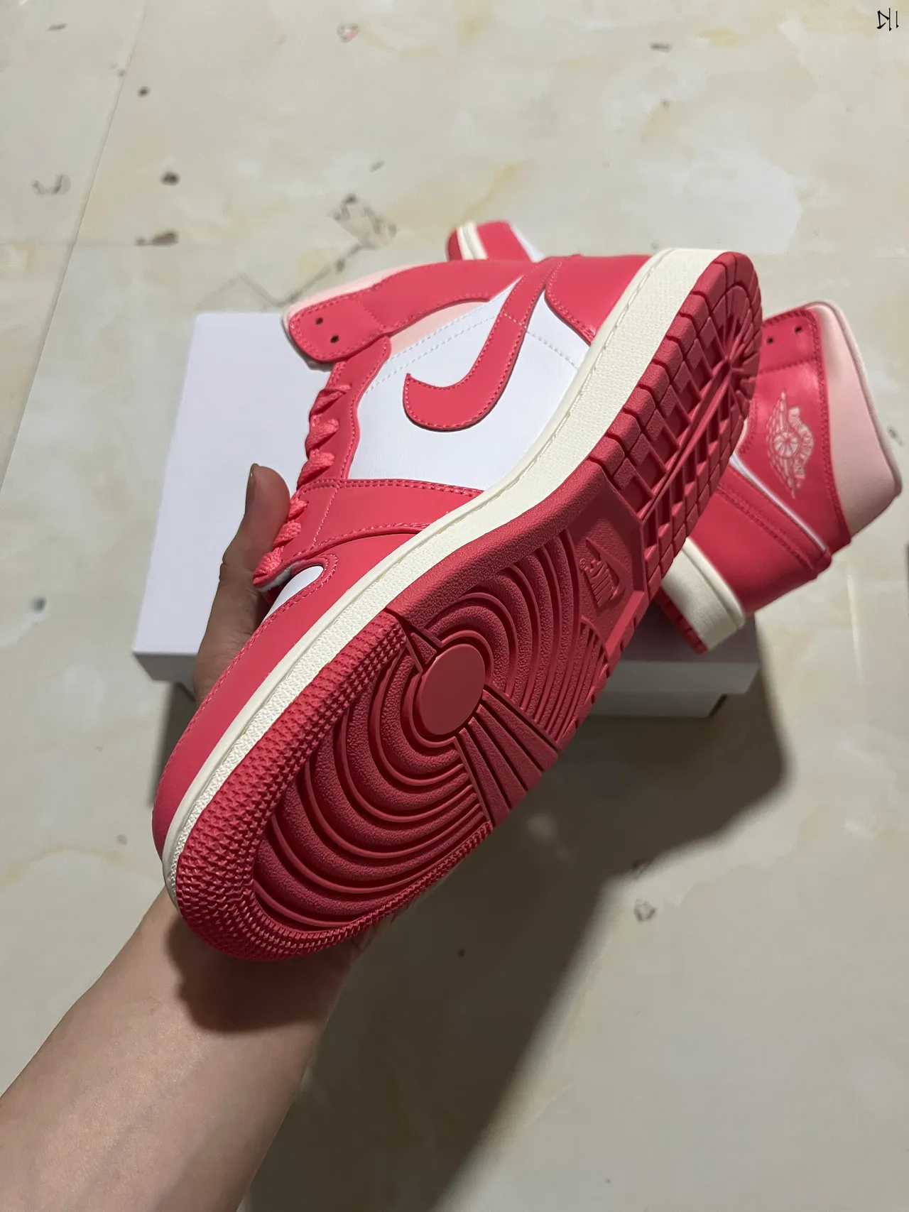 Air Jordan 1 粉色白色高帮篮球鞋 8