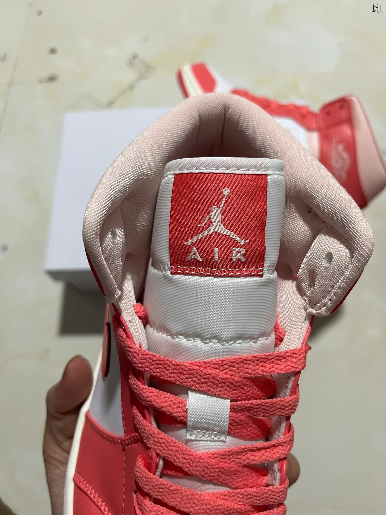 Air Jordan 1 粉色白色高帮篮球鞋 9