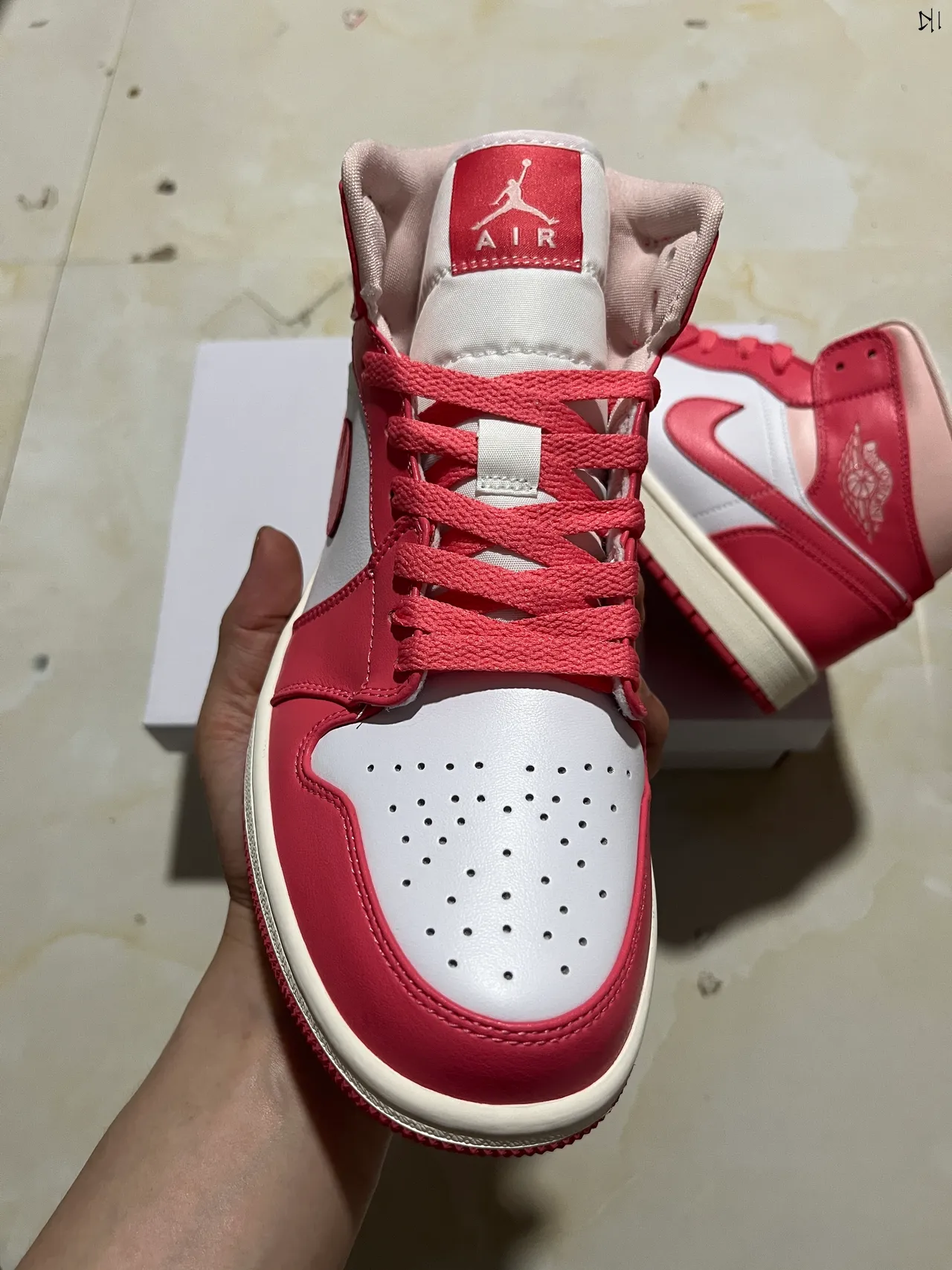 Air Jordan 1 粉色白色高帮篮球鞋 10