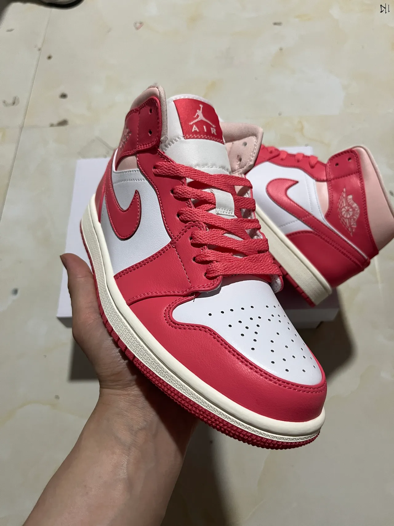 Air Jordan 1 粉色白色高帮篮球鞋 11