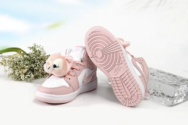 Air Jordan 1 Pink and White High-Top Basketball Shoes 3