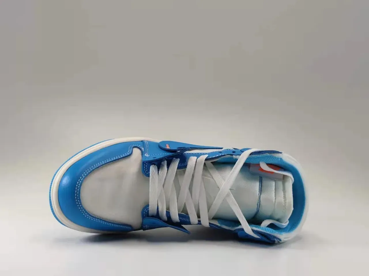 Air Jordan 1 x Off-White Tênis de Basquete Azul e Branco Detalhe Industrial 4