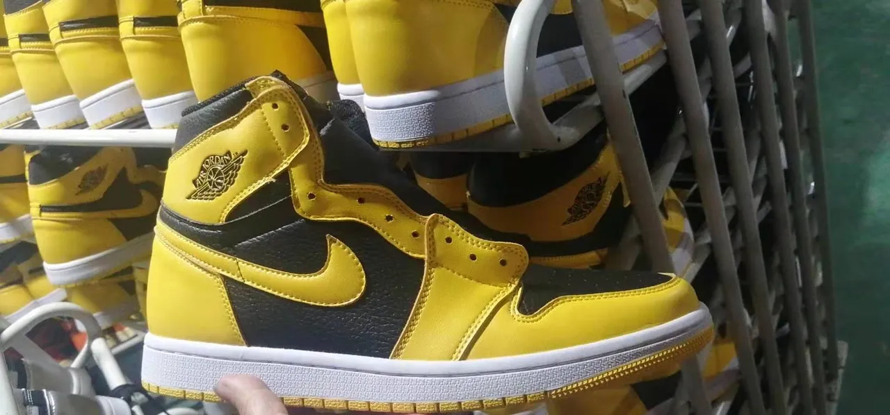 Air Jordan 1 High Top Amarillo y Negro Zapatillas de Baloncesto 2
