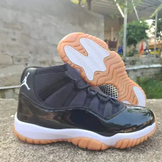 Tênis de basquete Air Jordan 11 de verniz preto e sola de borracha