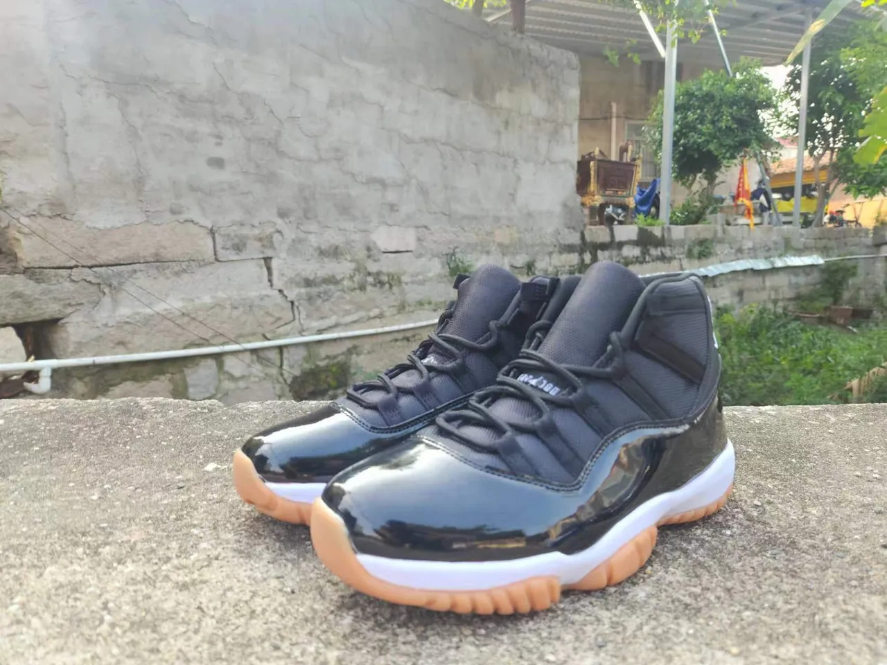 Zapatillas de baloncesto Air Jordan 11 de charol negro y goma 2