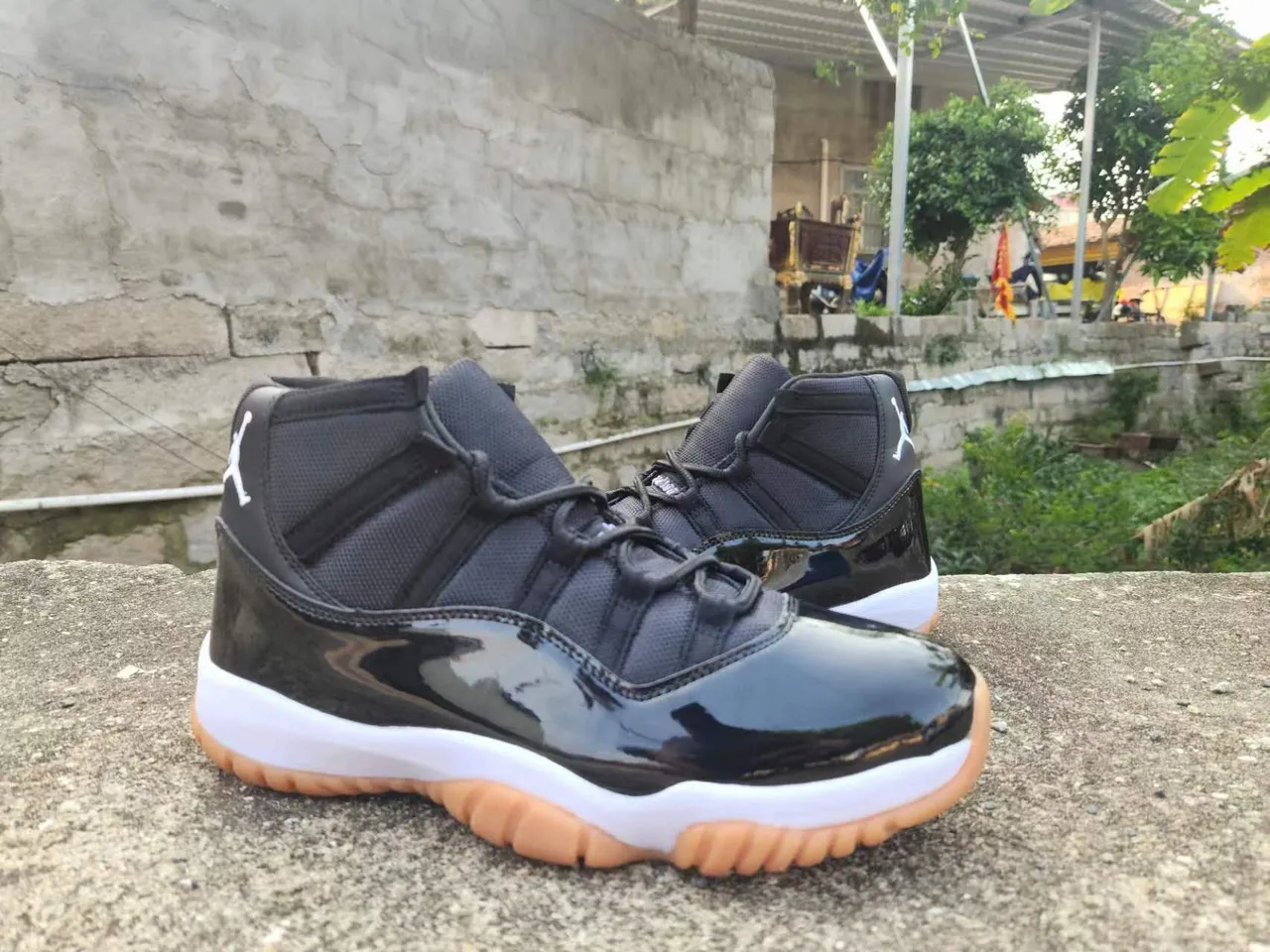 Zapatillas de baloncesto Air Jordan 11 de charol negro y goma 3