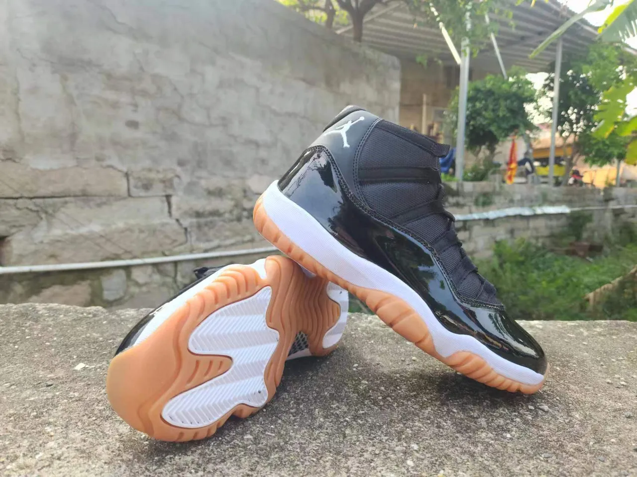 Zapatillas de baloncesto Air Jordan 11 de charol negro y goma 4