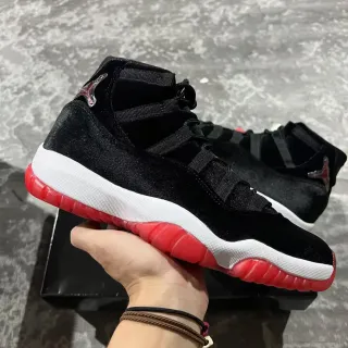 Air Jordan 11 黑白红丝绒高帮篮球鞋