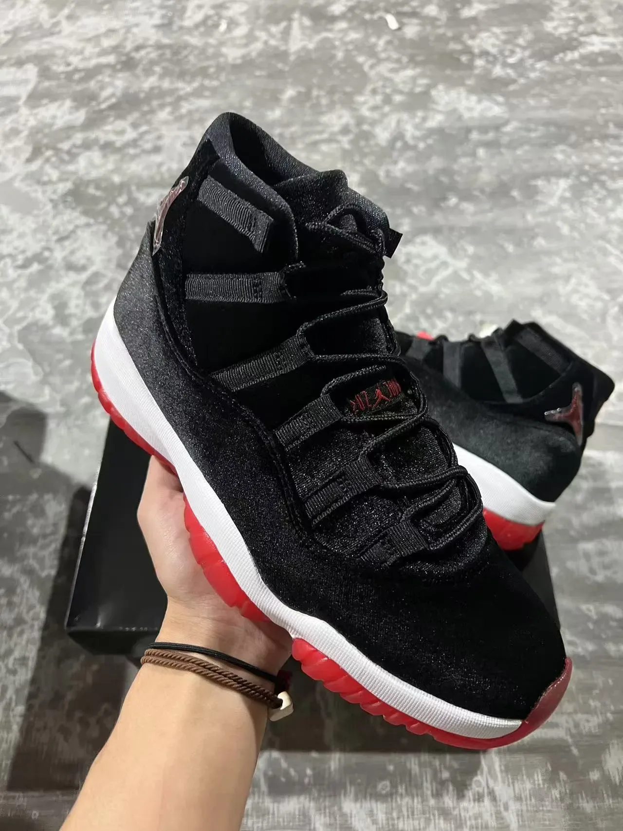 Air Jordan 11 黑白红丝绒高帮篮球鞋 2
