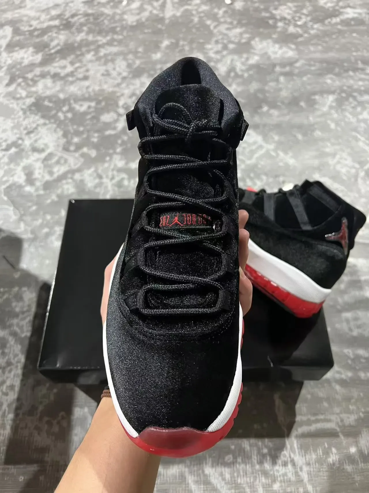 Air Jordan 11 黑白红丝绒高帮篮球鞋 3