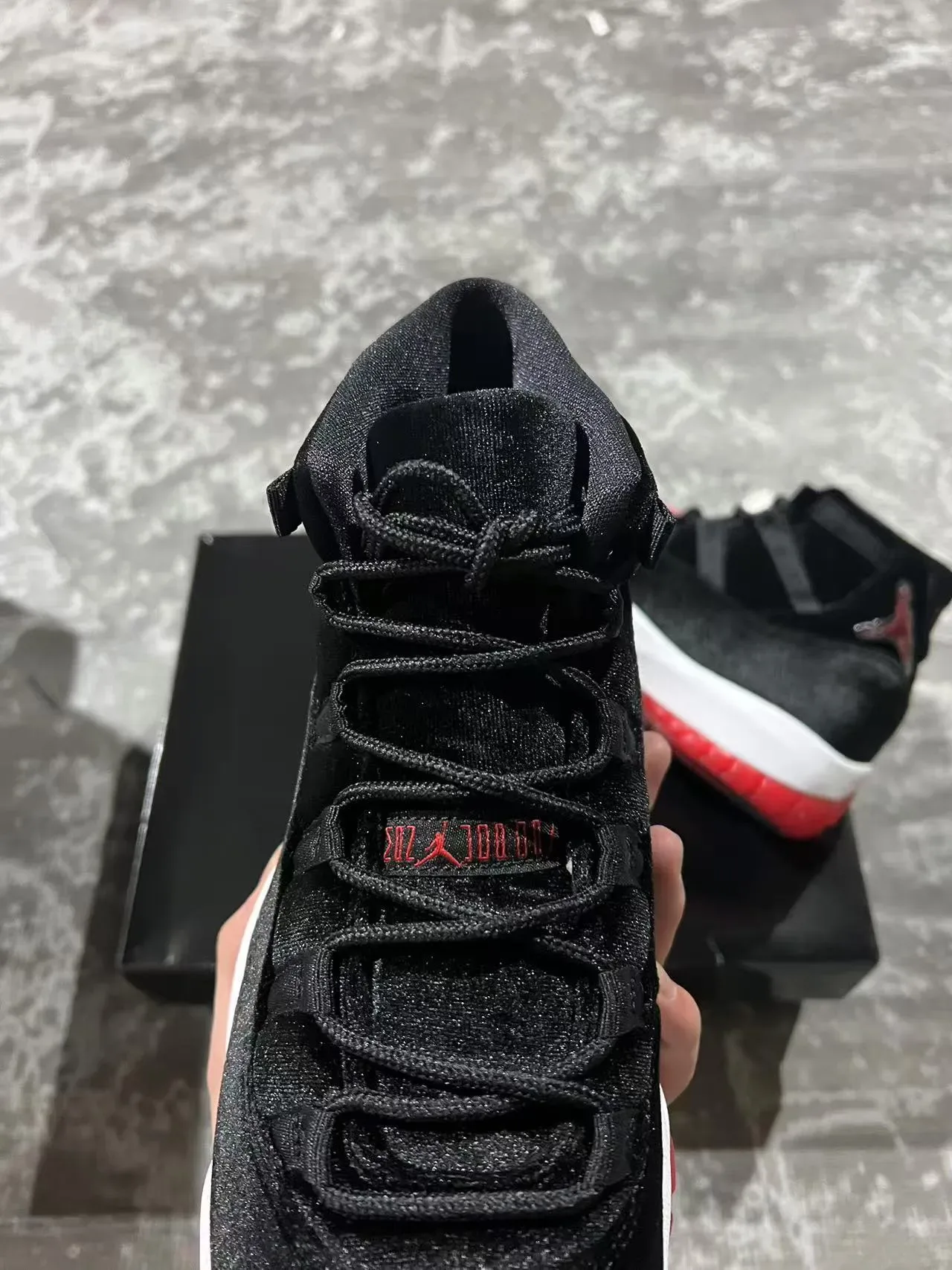 Air Jordan 11 黑白红丝绒高帮篮球鞋 4