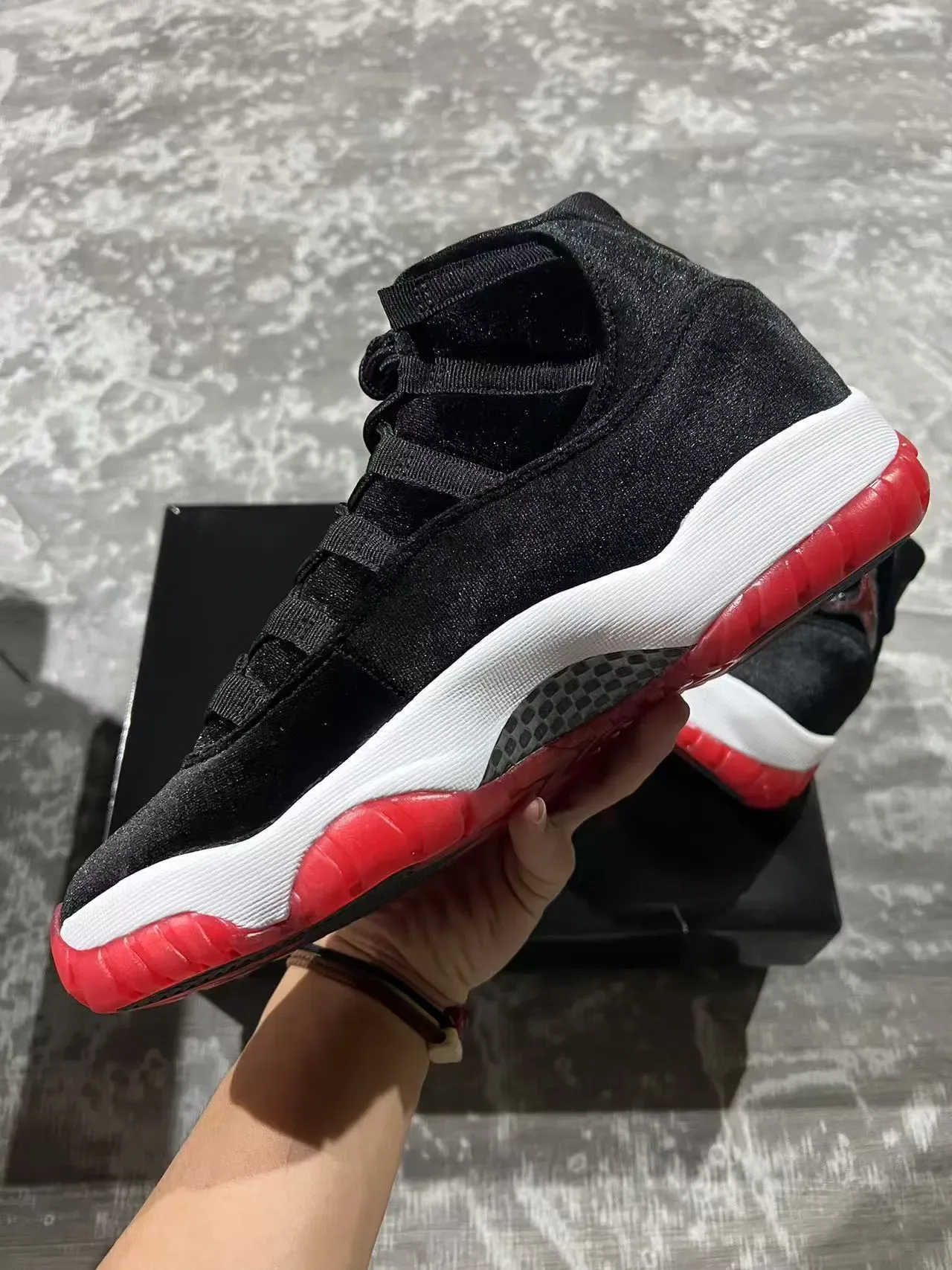 Air Jordan 11 黑白红丝绒高帮篮球鞋 5
