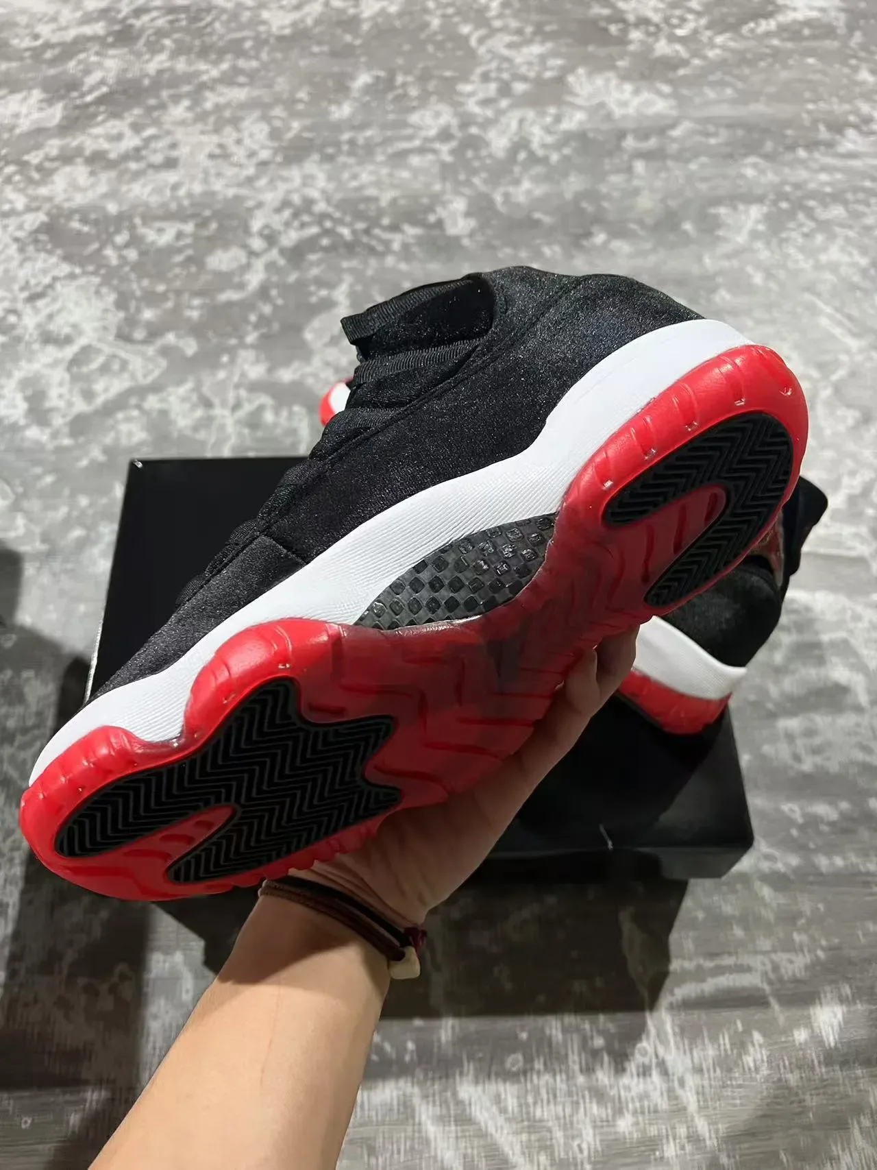 Air Jordan 11 黑白红丝绒高帮篮球鞋 6