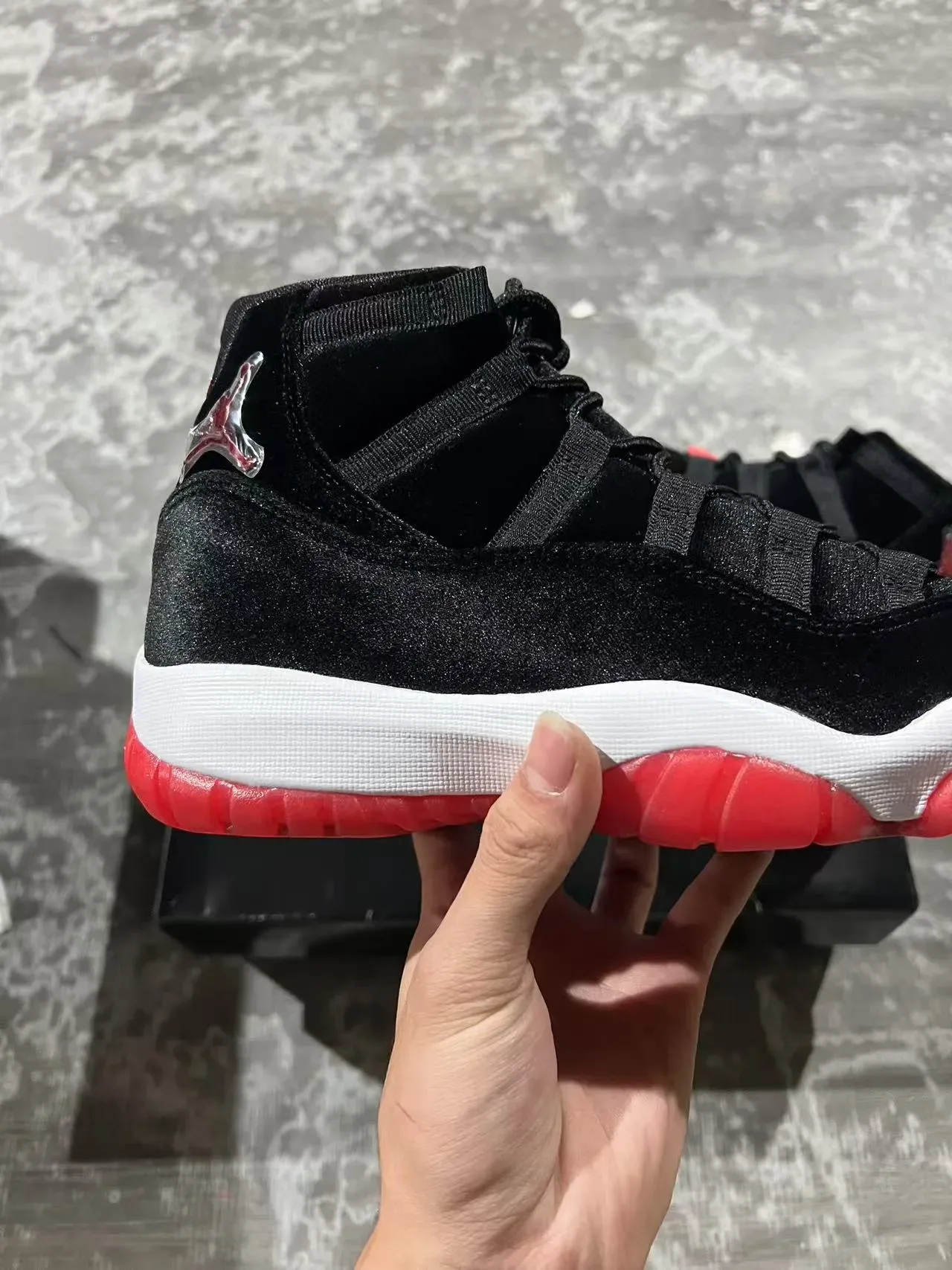 Air Jordan 11 黑白红丝绒高帮篮球鞋 7