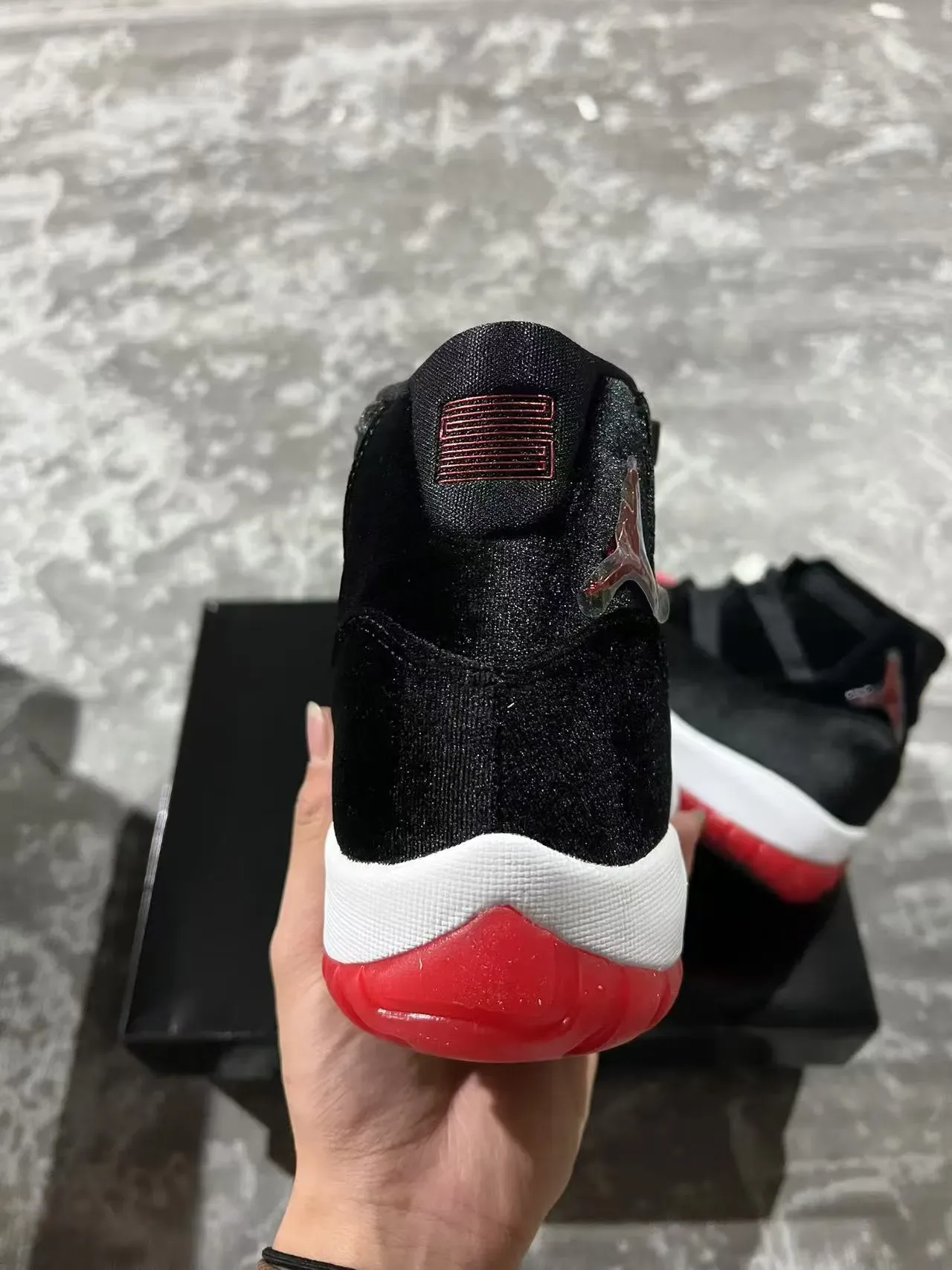 Air Jordan 11 黑白红丝绒高帮篮球鞋 8