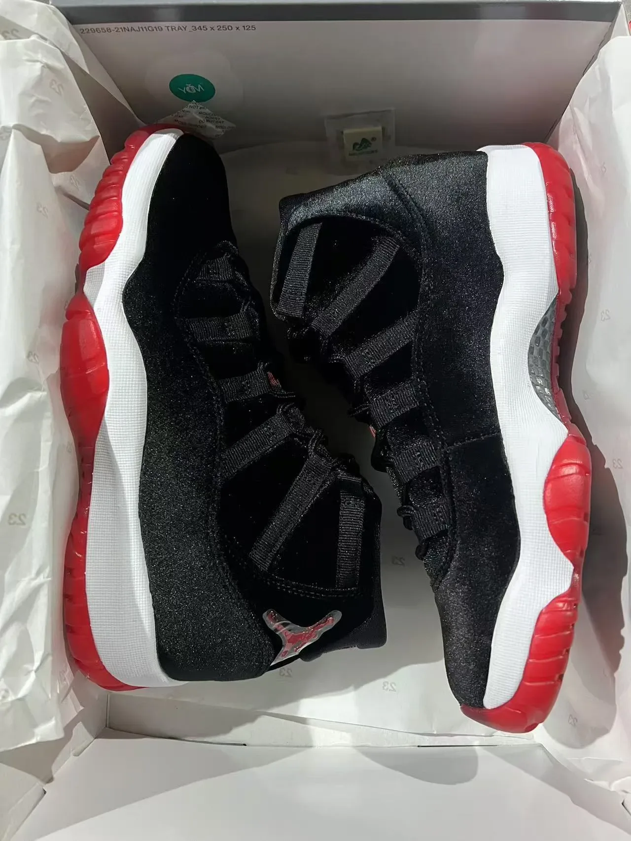 Air Jordan 11 黑白红丝绒高帮篮球鞋 9