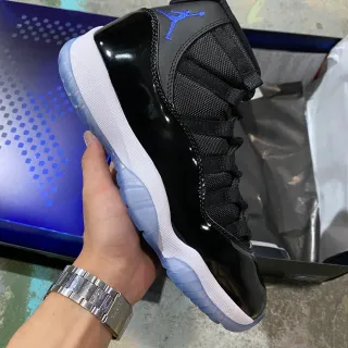Air Jordan 11 चमकदार काला सफेद आइसी ब्लू बास्केटबॉल जूते
