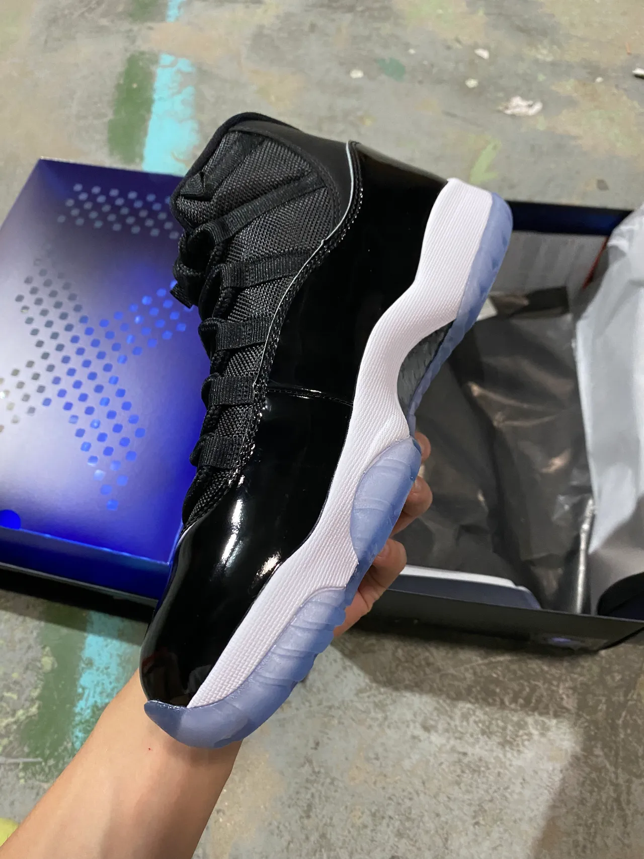 Tênis de basquete Air Jordan 11 preto brilhante branco azul gelo 4