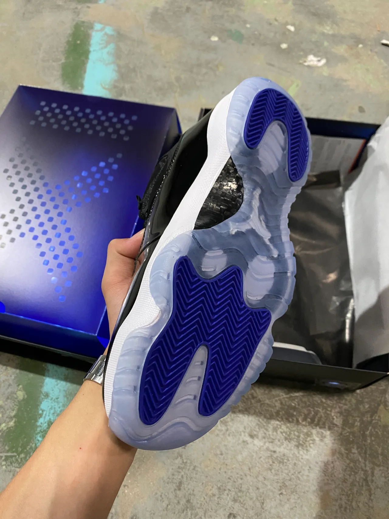 Tênis de basquete Air Jordan 11 preto brilhante branco azul gelo 5