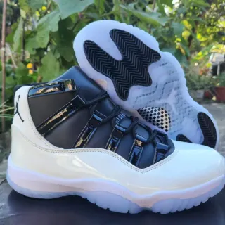 Tênis de basquete Air Jordan 11 em couro envernizado brilhante branco e preto