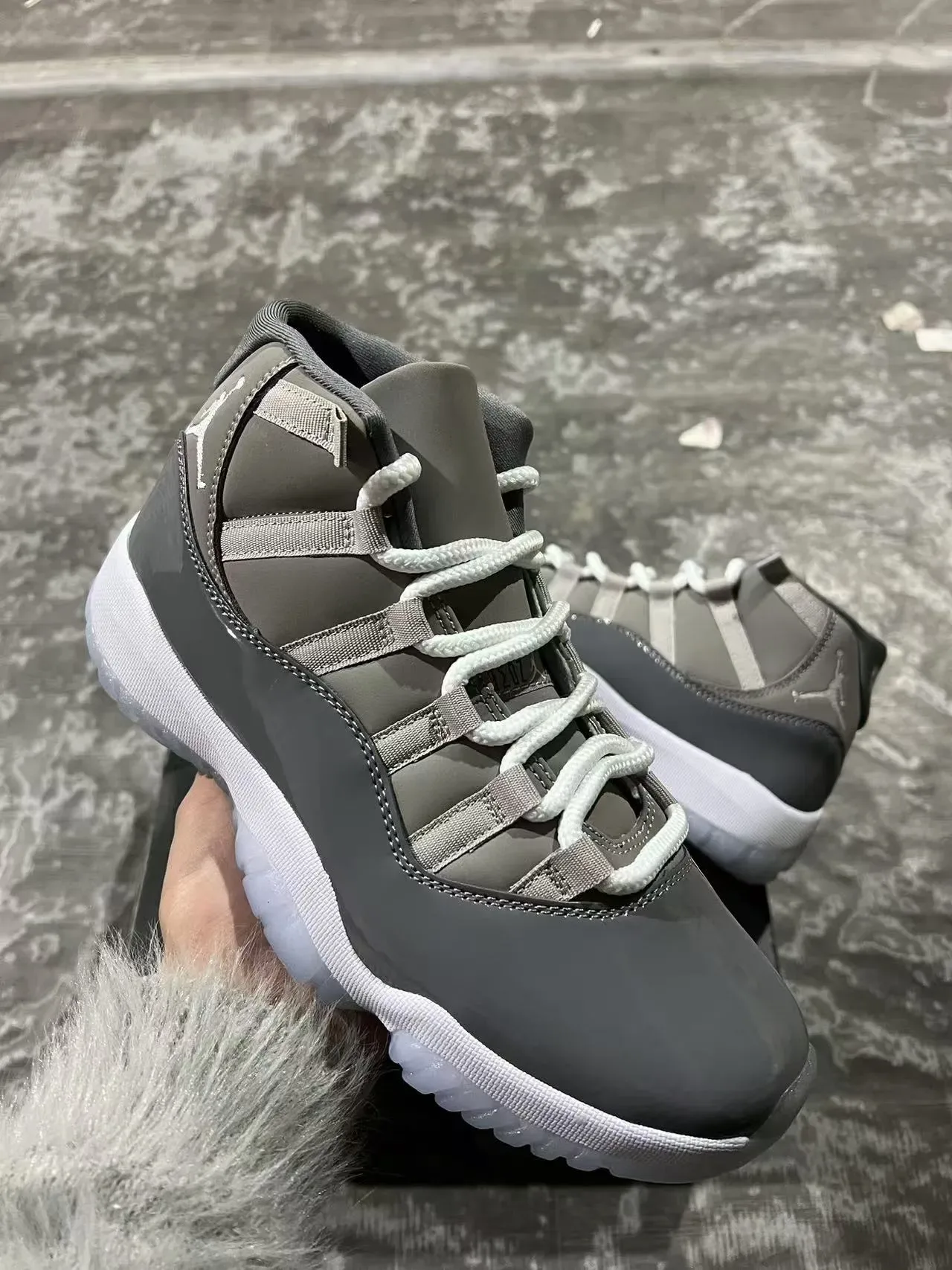Air Jordan 11 ধূসর এবং সাদা প্যাটেন্ট লেদার বাস্কেটবল জুতো 2
