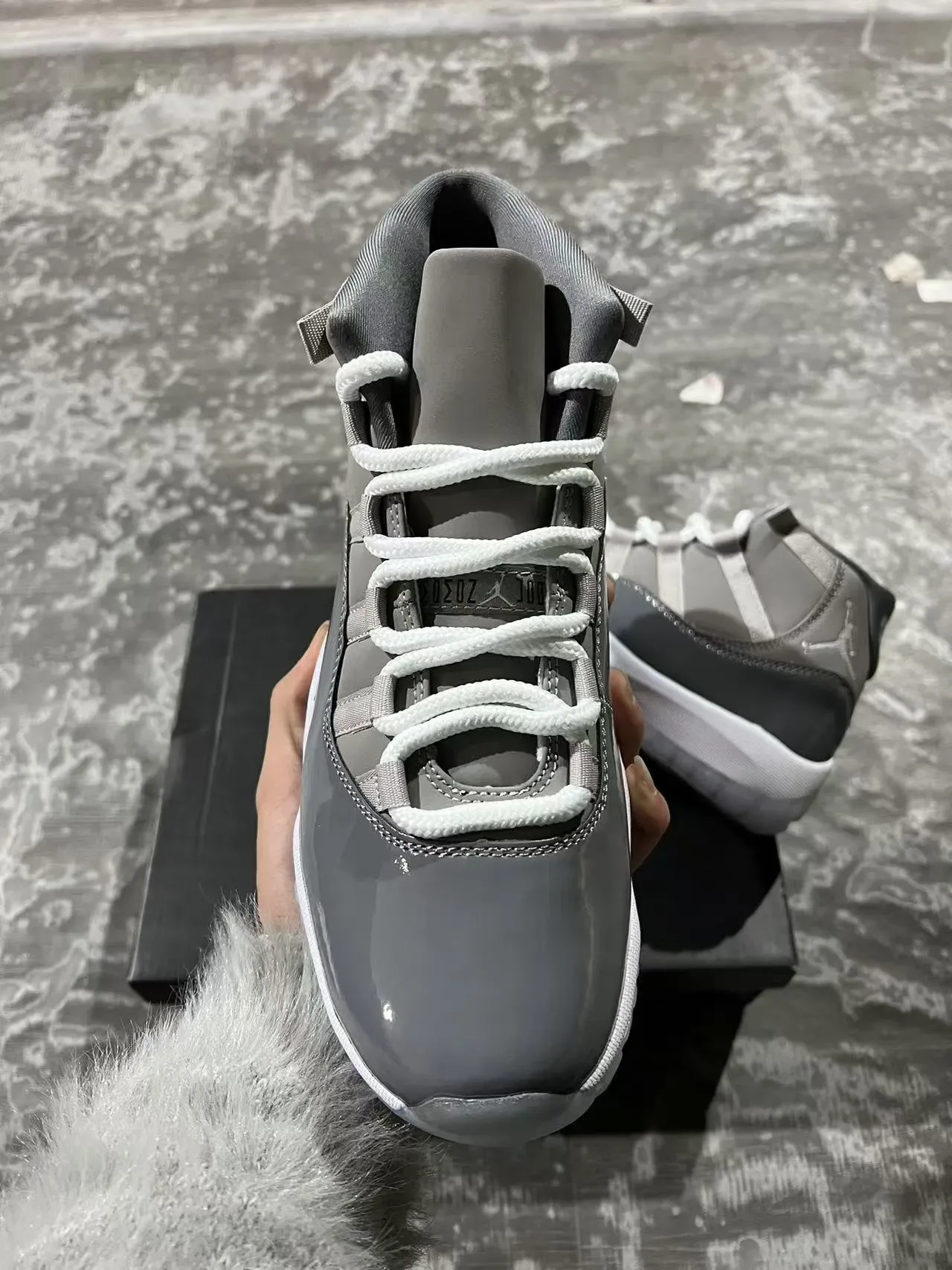 Air Jordan 11 ধূসর এবং সাদা প্যাটেন্ট লেদার বাস্কেটবল জুতো 3