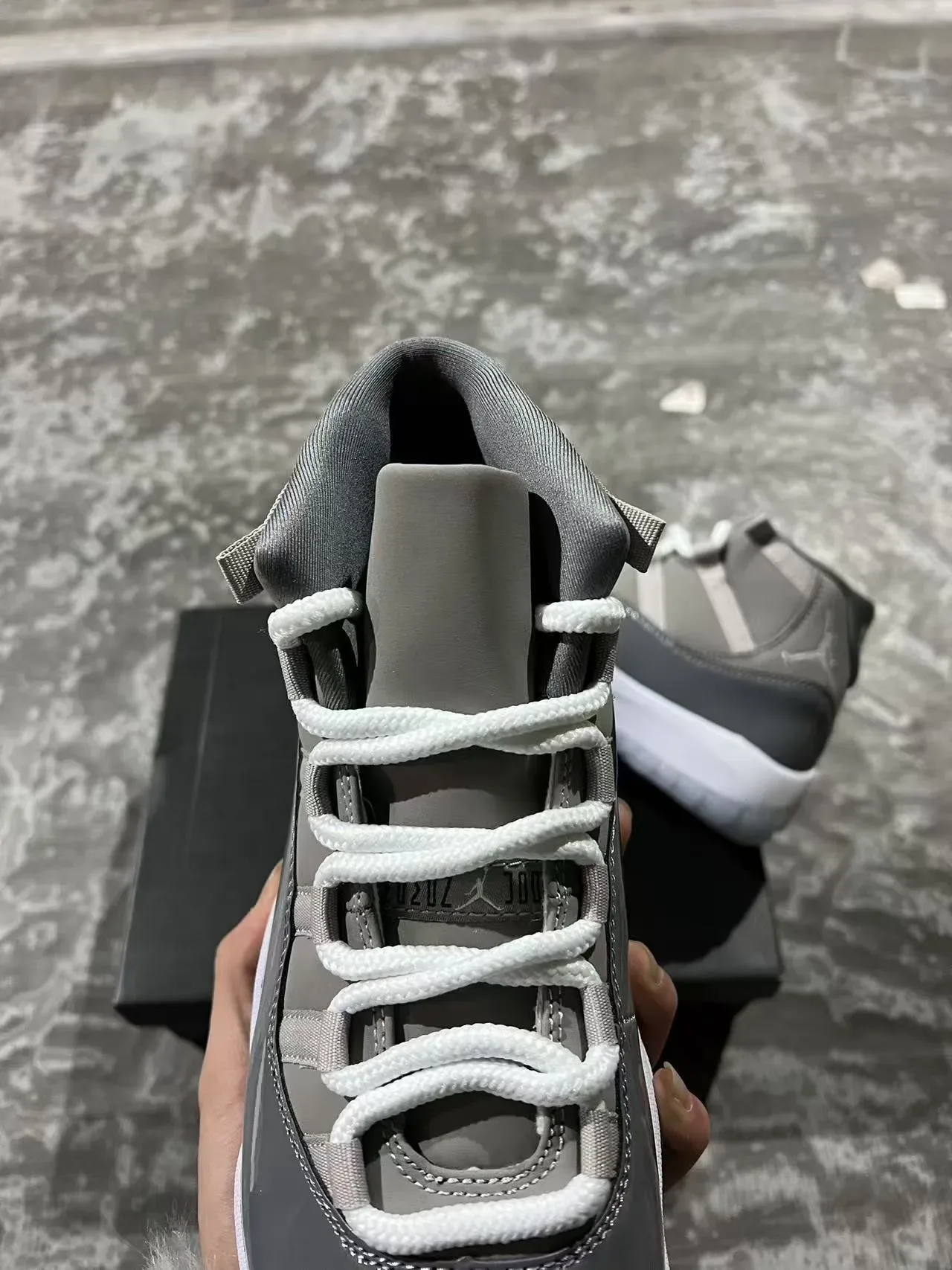 Air Jordan 11 ধূসর এবং সাদা প্যাটেন্ট লেদার বাস্কেটবল জুতো 4