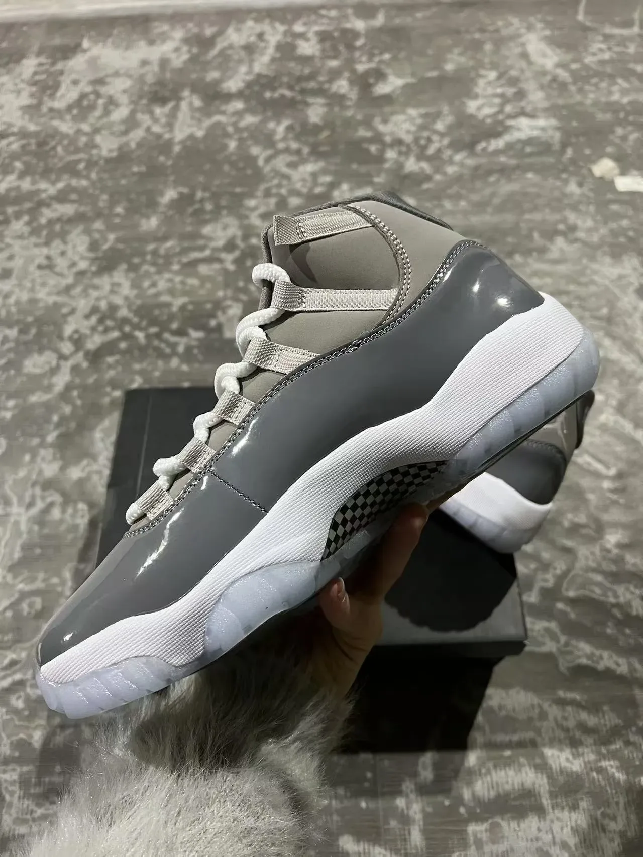 Air Jordan 11 ধূসর এবং সাদা প্যাটেন্ট লেদার বাস্কেটবল জুতো 5