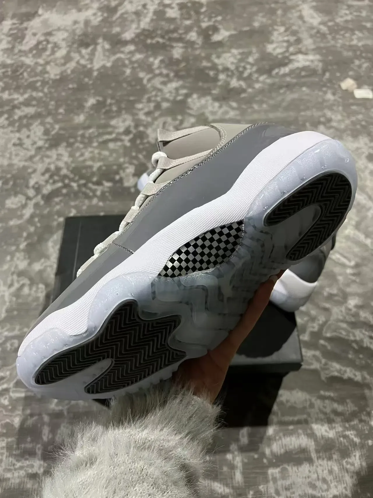 Air Jordan 11 ধূসর এবং সাদা প্যাটেন্ট লেদার বাস্কেটবল জুতো 6