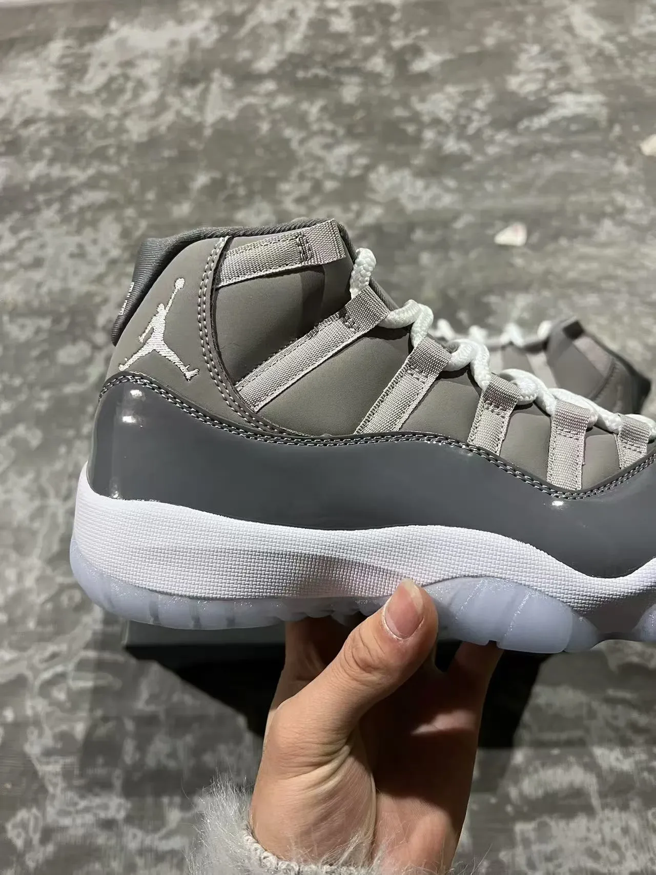 Air Jordan 11 ধূসর এবং সাদা প্যাটেন্ট লেদার বাস্কেটবল জুতো 7