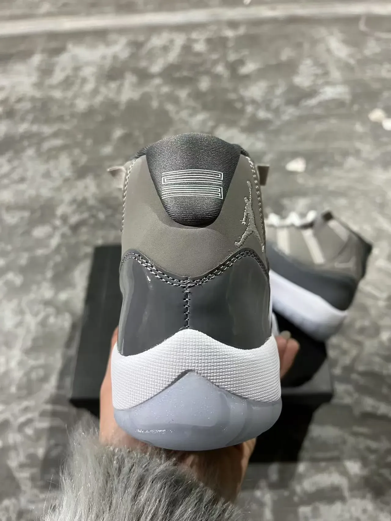 Air Jordan 11 ধূসর এবং সাদা প্যাটেন্ট লেদার বাস্কেটবল জুতো 8