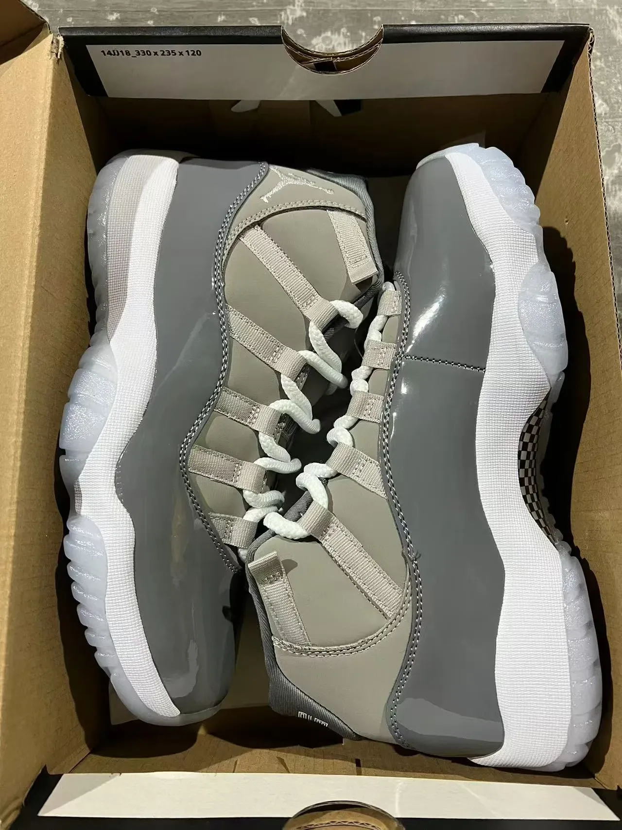 Air Jordan 11 ধূসর এবং সাদা প্যাটেন্ট লেদার বাস্কেটবল জুতো 9