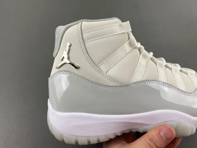 Air Jordan 11 灰白高帮漆皮鞋头篮球鞋 3