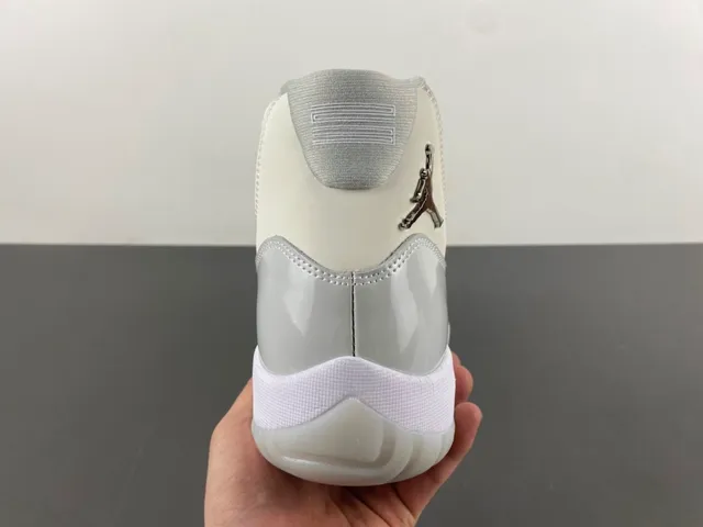 Air Jordan 11 灰白高帮漆皮鞋头篮球鞋 4