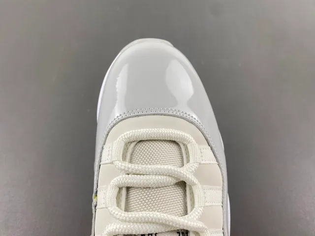 Air Jordan 11 灰白高帮漆皮鞋头篮球鞋 5