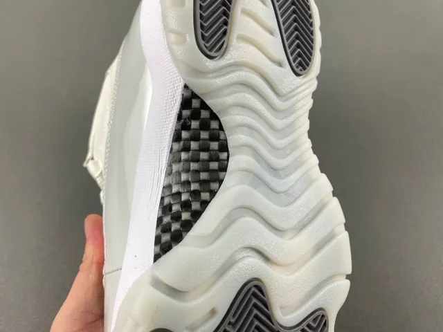 Air Jordan 11 灰白高帮漆皮鞋头篮球鞋 7
