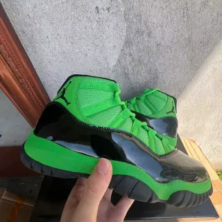 Tênis de basquete Air Jordan 11 cano alto verde e preto com para-lama em couro envernizado