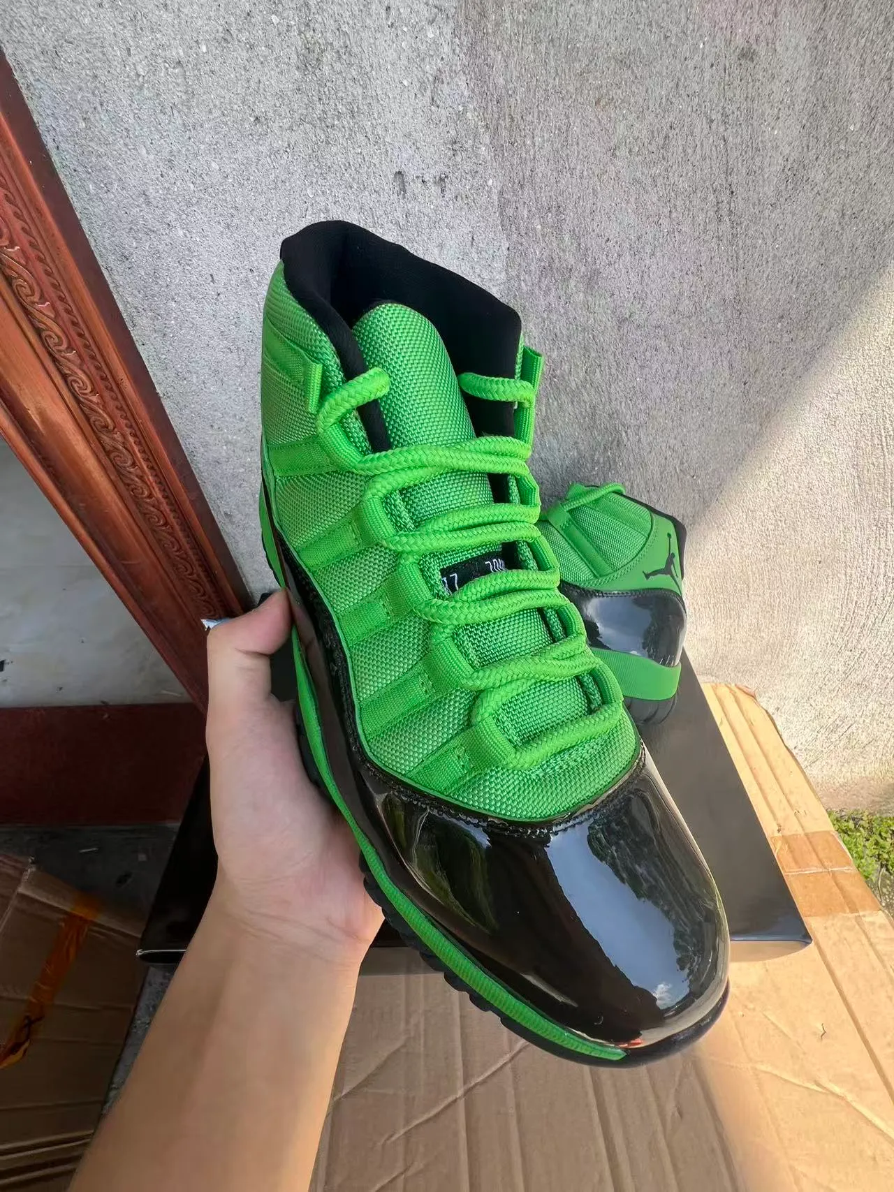 حذاء كرة السلة Air Jordan 11 عالي الرقبة باللونين الأخضر والأسود مع واقٍ من الجلد اللامع 2