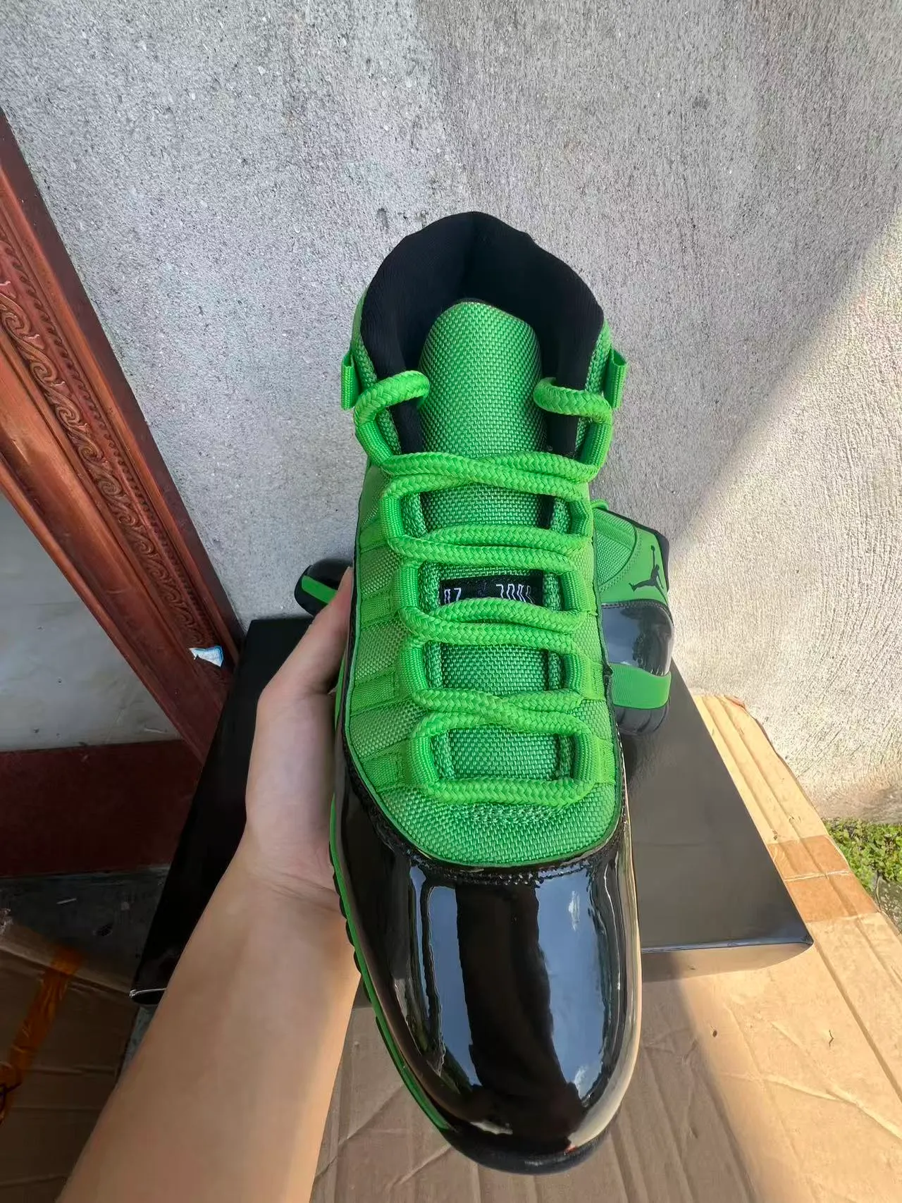 حذاء كرة السلة Air Jordan 11 عالي الرقبة باللونين الأخضر والأسود مع واقٍ من الجلد اللامع 3