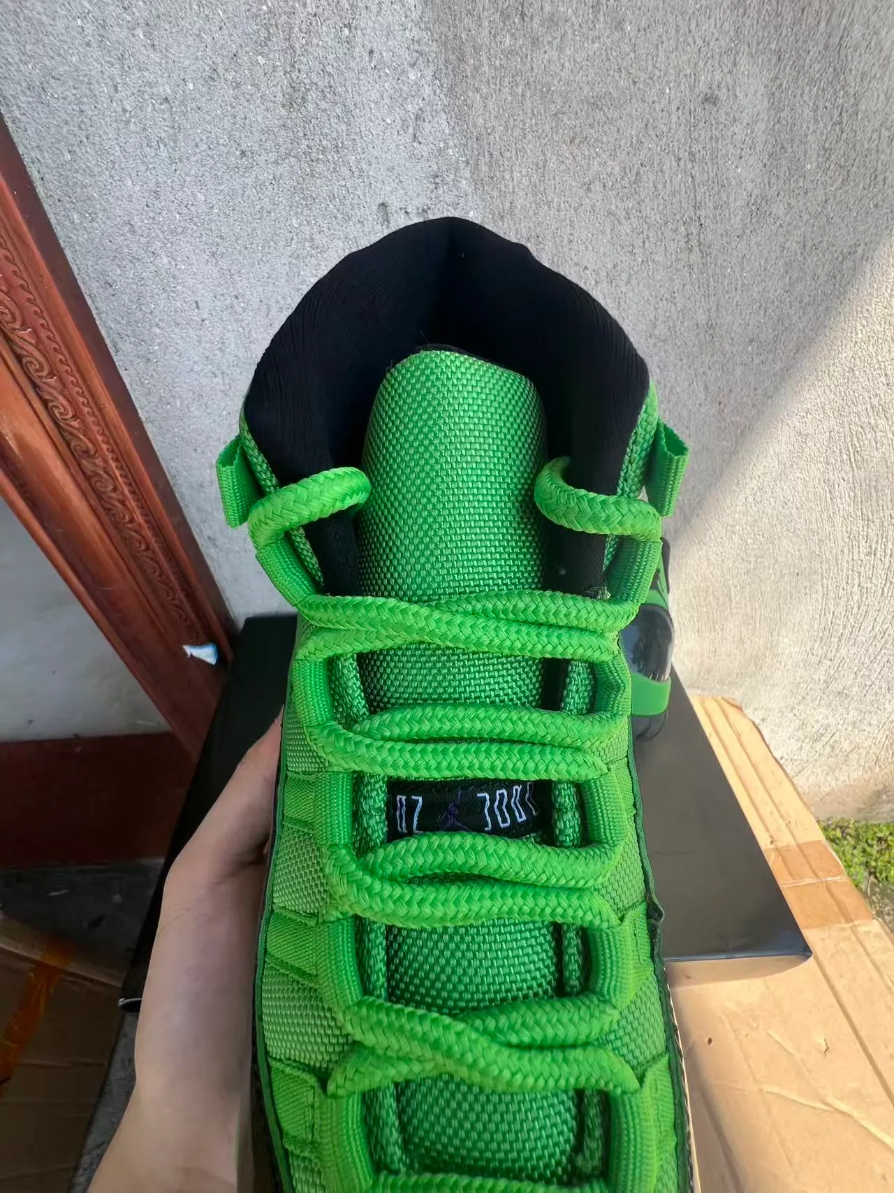 حذاء كرة السلة Air Jordan 11 عالي الرقبة باللونين الأخضر والأسود مع واقٍ من الجلد اللامع 4