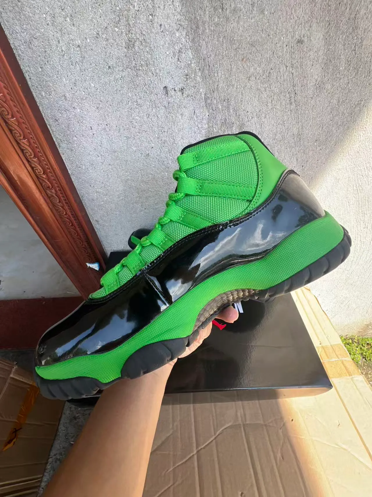 حذاء كرة السلة Air Jordan 11 عالي الرقبة باللونين الأخضر والأسود مع واقٍ من الجلد اللامع 5