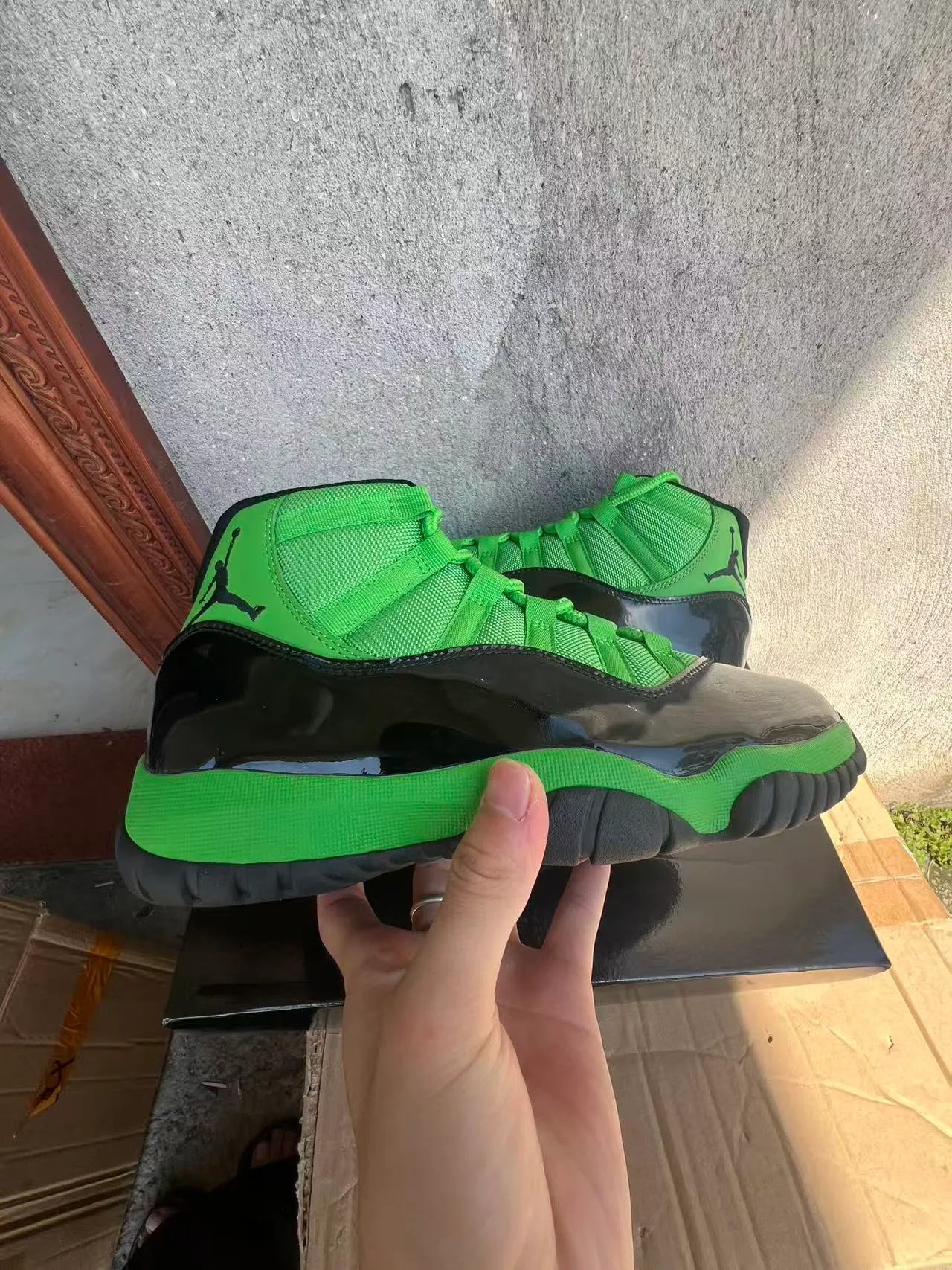 حذاء كرة السلة Air Jordan 11 عالي الرقبة باللونين الأخضر والأسود مع واقٍ من الجلد اللامع 7