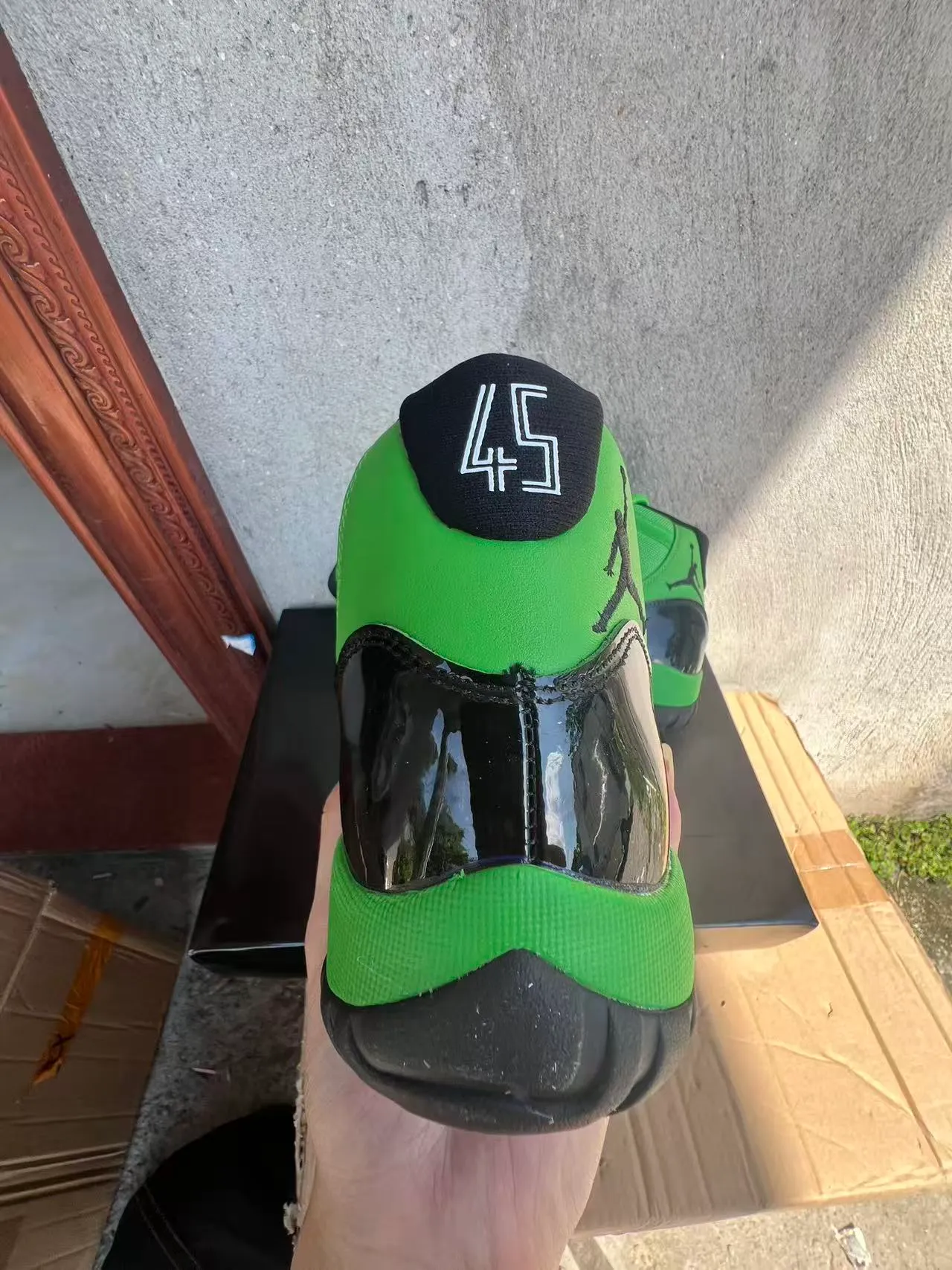 حذاء كرة السلة Air Jordan 11 عالي الرقبة باللونين الأخضر والأسود مع واقٍ من الجلد اللامع 8