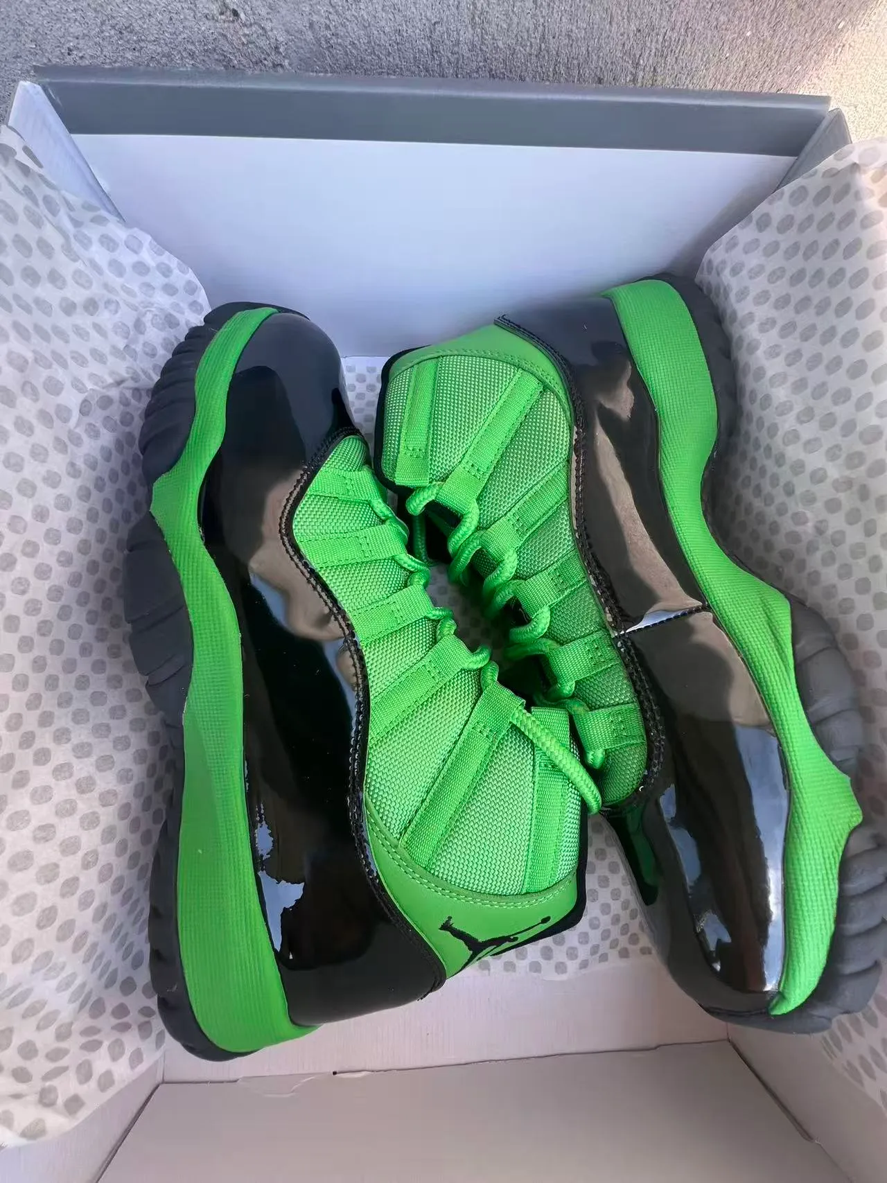 حذاء كرة السلة Air Jordan 11 عالي الرقبة باللونين الأخضر والأسود مع واقٍ من الجلد اللامع 9