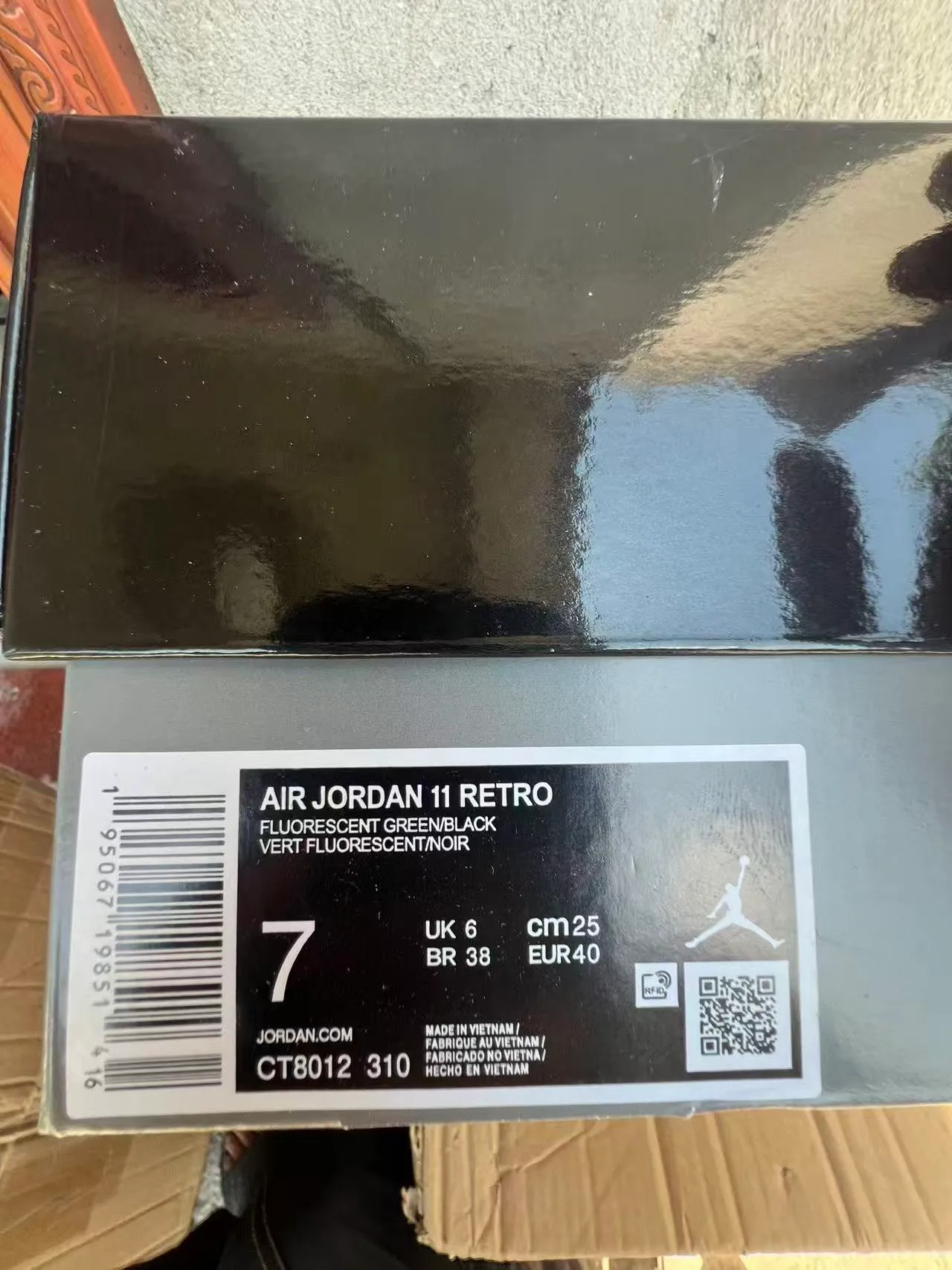 حذاء كرة السلة Air Jordan 11 عالي الرقبة باللونين الأخضر والأسود مع واقٍ من الجلد اللامع 10