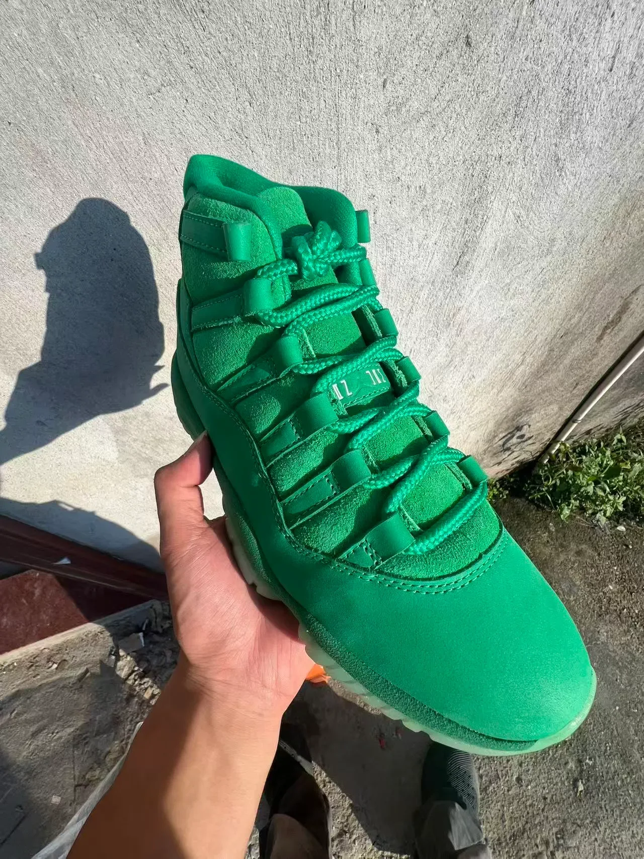 Air Jordan 11 حذاء كرة سلة عالي الساق من جلد سويدي أخضر أحادي اللون 2