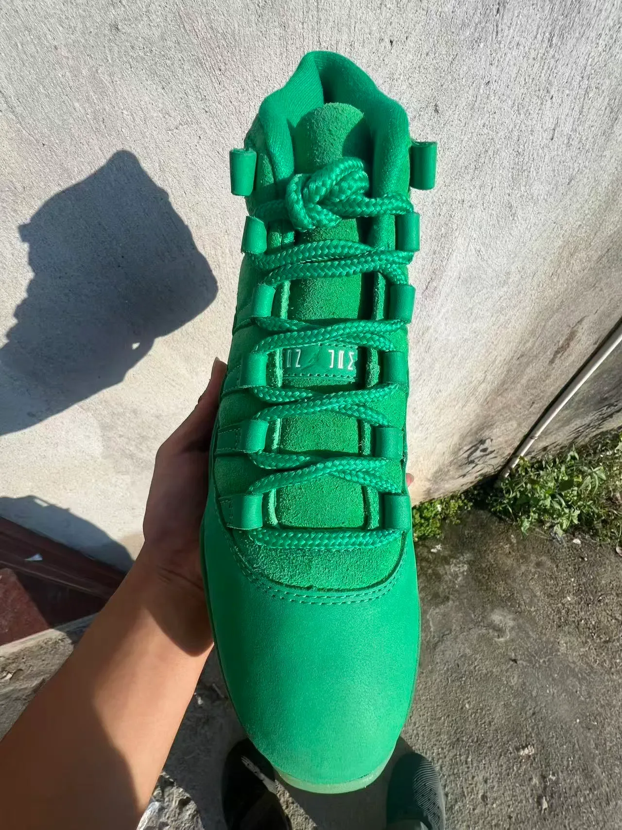 Air Jordan 11 حذاء كرة سلة عالي الساق من جلد سويدي أخضر أحادي اللون 3