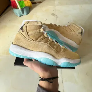 Air Jordan 11 Tan 和 Ice Blue 篮球鞋