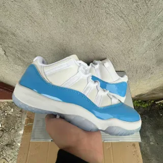 Air Jordan 11 सफ़ेद और हल्के नीले पेटेंट लेदर बास्केटबॉल जूते