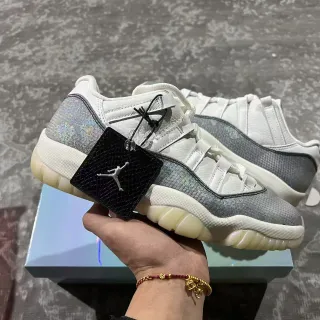 Tênis de basquete Air Jordan 11 branco cinza iridescente